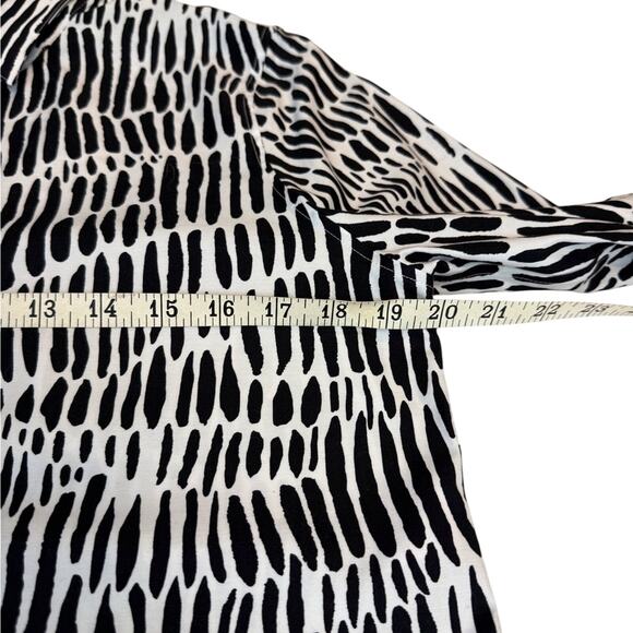 Chicos Signature Classic No Iron Blouse Button Front Cuffed Sleeve Black White - Picture 10 of 16